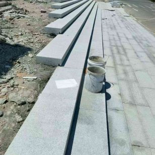 新余 芝麻白整石台阶，施工现场