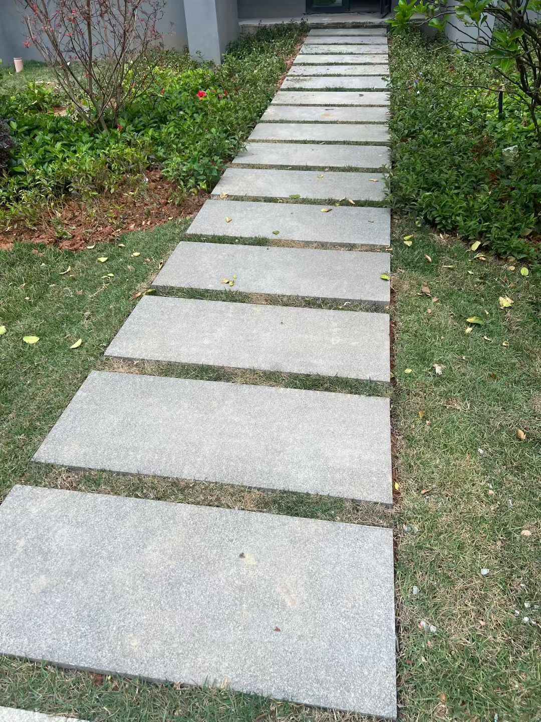 新余 芝麻黑小区踏步、汀步石铺装效果