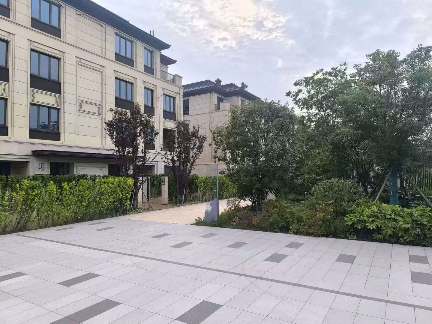 新余 芝麻白与芝麻白搭配铺装，尺寸1200*600