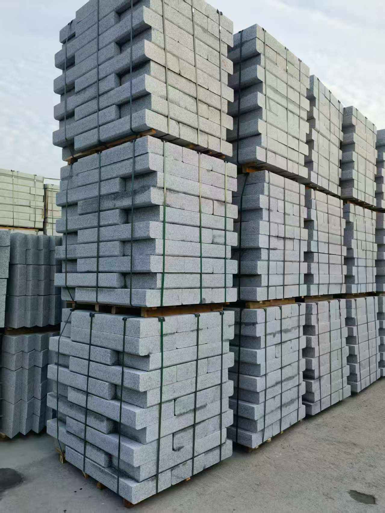 新余 路沿石（路侧石），颜色一致，尺寸标准