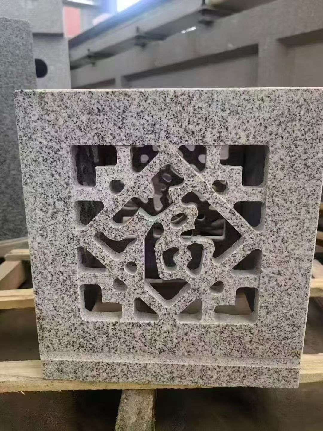 新余 芝麻白花岗岩镂空雕花灯笼